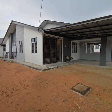 Modern , Spacious Gambang Ump 18 Guest House Экстерьер фото