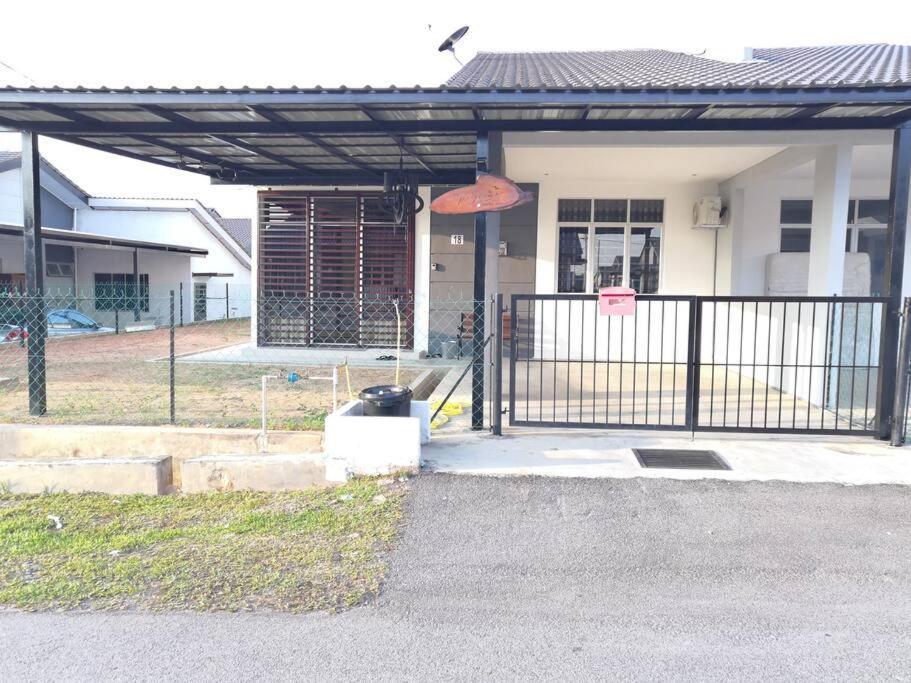 Modern , Spacious Gambang Ump 18 Guest House Экстерьер фото