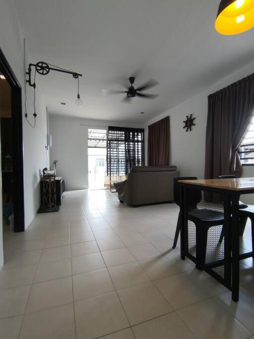 Modern , Spacious Gambang Ump 18 Guest House Экстерьер фото