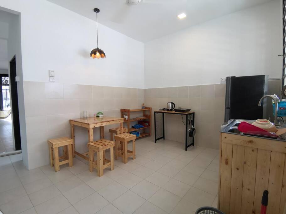 Modern , Spacious Gambang Ump 18 Guest House Экстерьер фото