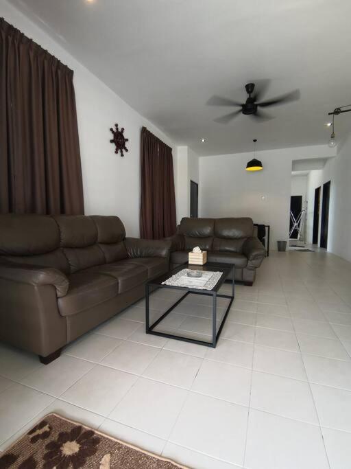 Modern , Spacious Gambang Ump 18 Guest House Экстерьер фото