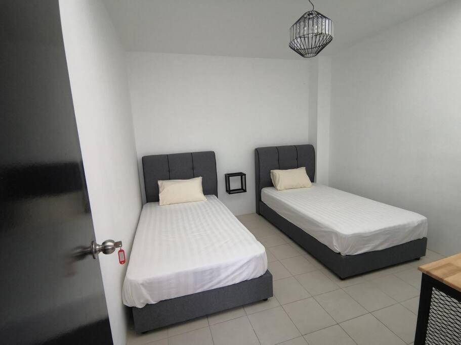Modern , Spacious Gambang Ump 18 Guest House Экстерьер фото