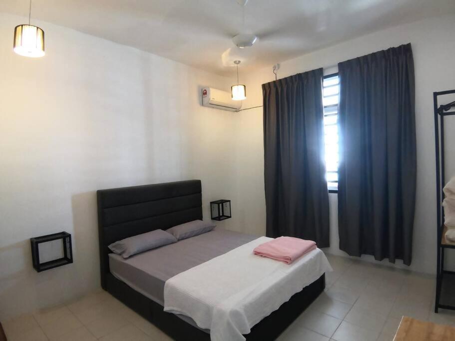 Modern , Spacious Gambang Ump 18 Guest House Экстерьер фото
